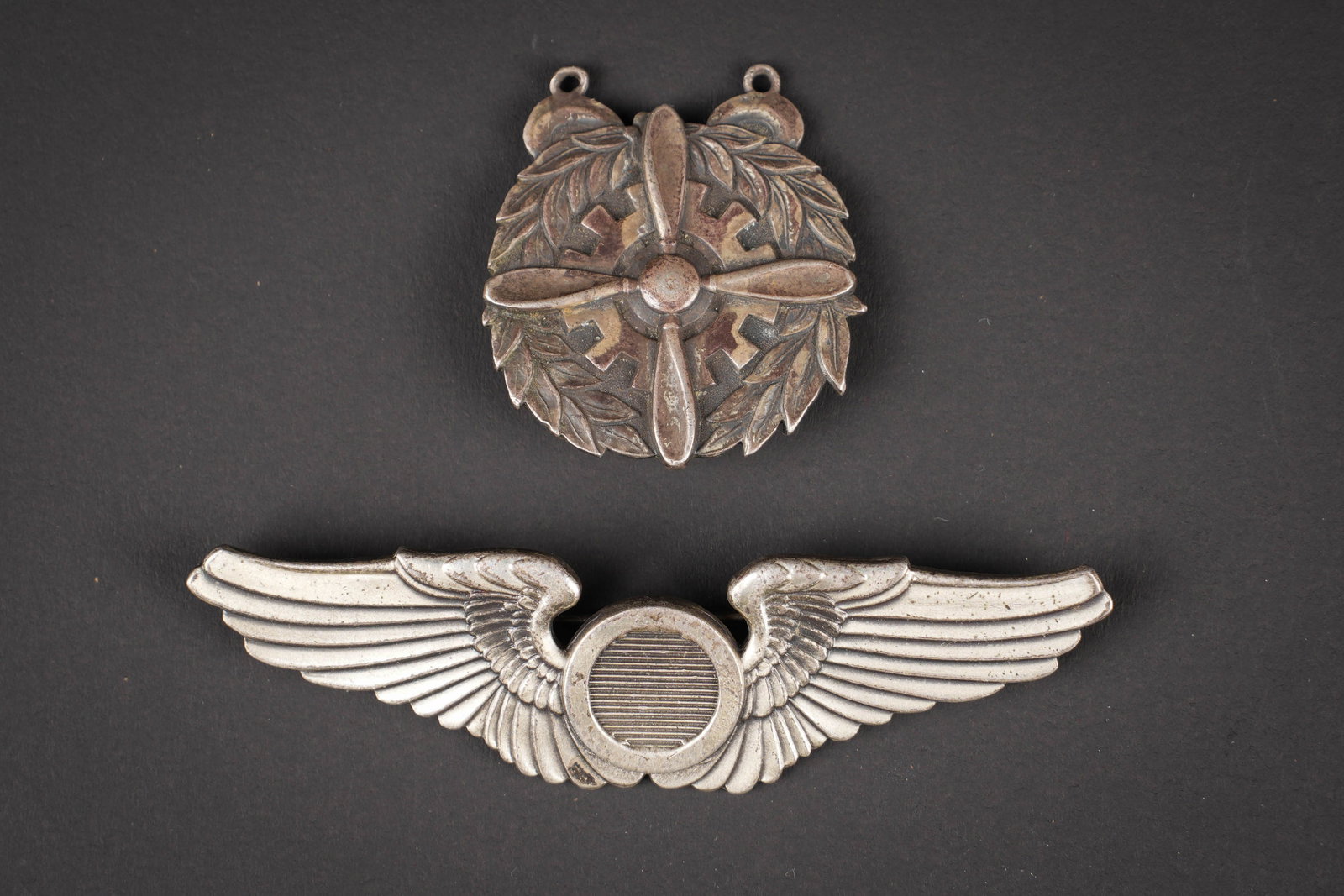 Brevets de pilote US. USAAF wings.: Brevets de pilote US. Comprenant un brevet dobservateur, couleur argent, marquages Sterling, Gemsco NY. Attache complet. Un insigne de specialite couleur argent, marque Sterling. Attache complete. A