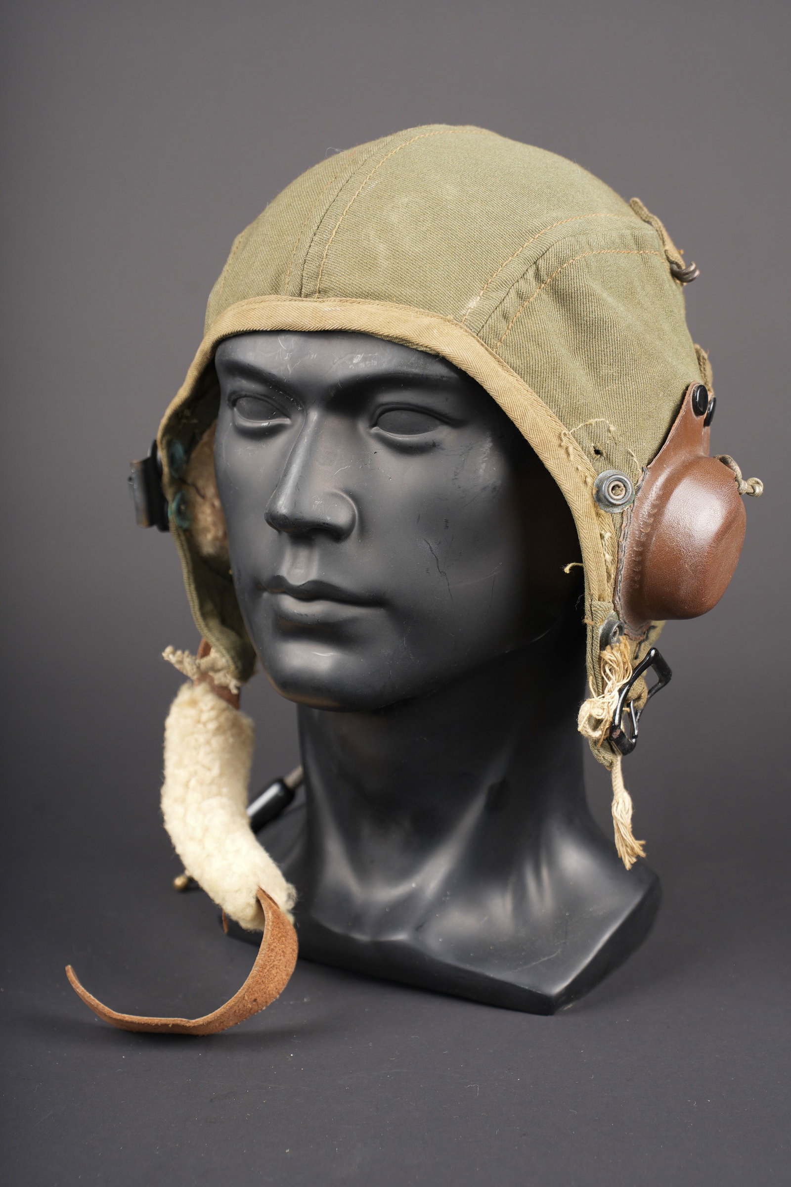Bonnet de vol Type A-9 US. US Type A-9 flight helmet. (1 of 8)