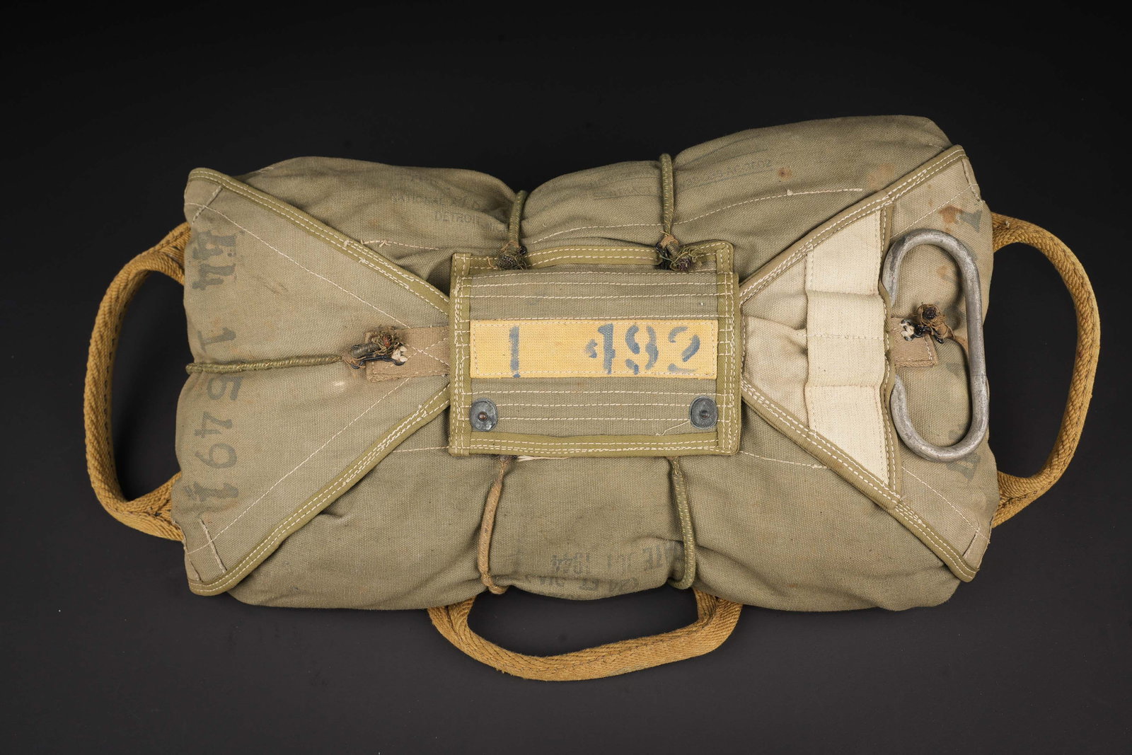 Parachute ventral A-4 US. US A-4 chest parachute. (1 of 9)