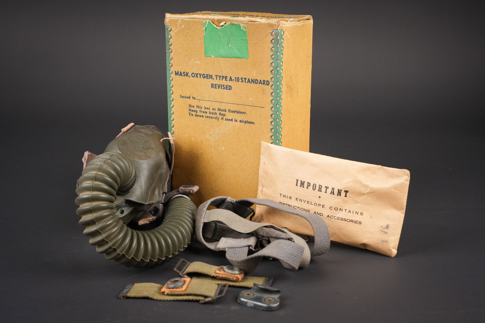 Masque a oxygene A-10A. A-10A oxygen mask. (1 of 19)