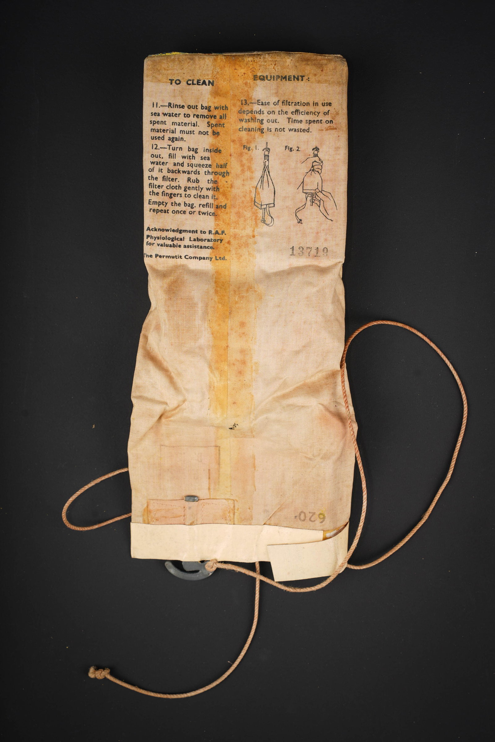 Accessoires de desalinisation de leau USAAF. USAAF water desalination accessories.: Accessoires de desalinisation de leau USAAF. Sac en toile impermeabilisee, jamais ouvert. La cordelette est presente. Marquages Permutit Sea Water Desalting Apparatus. A noter une certaine usure et pa