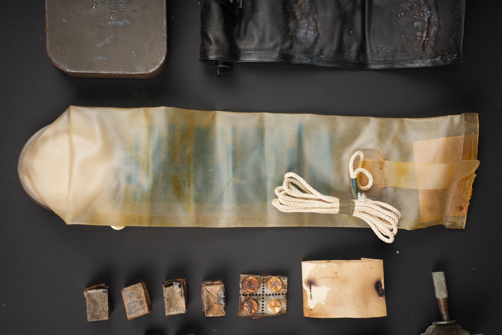 Elements de survie US. US survival components. - 12