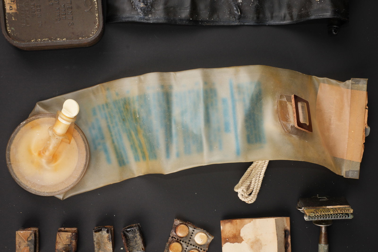 Elements de survie US. US survival components. - 6