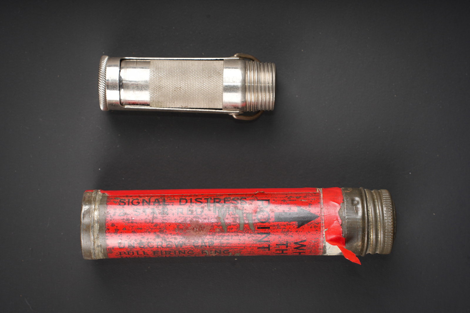 Accessoires de survie USAAF. USAAF survival accessories.: Accessoires de survie USAAF. Comprenant un tube en metal, avec etiquette rouge et couvercle, marquee Signal Distress 2 Star Red MK I. Vide. Un rare boitier etanche en laiton chrome Everdry, fabrique p