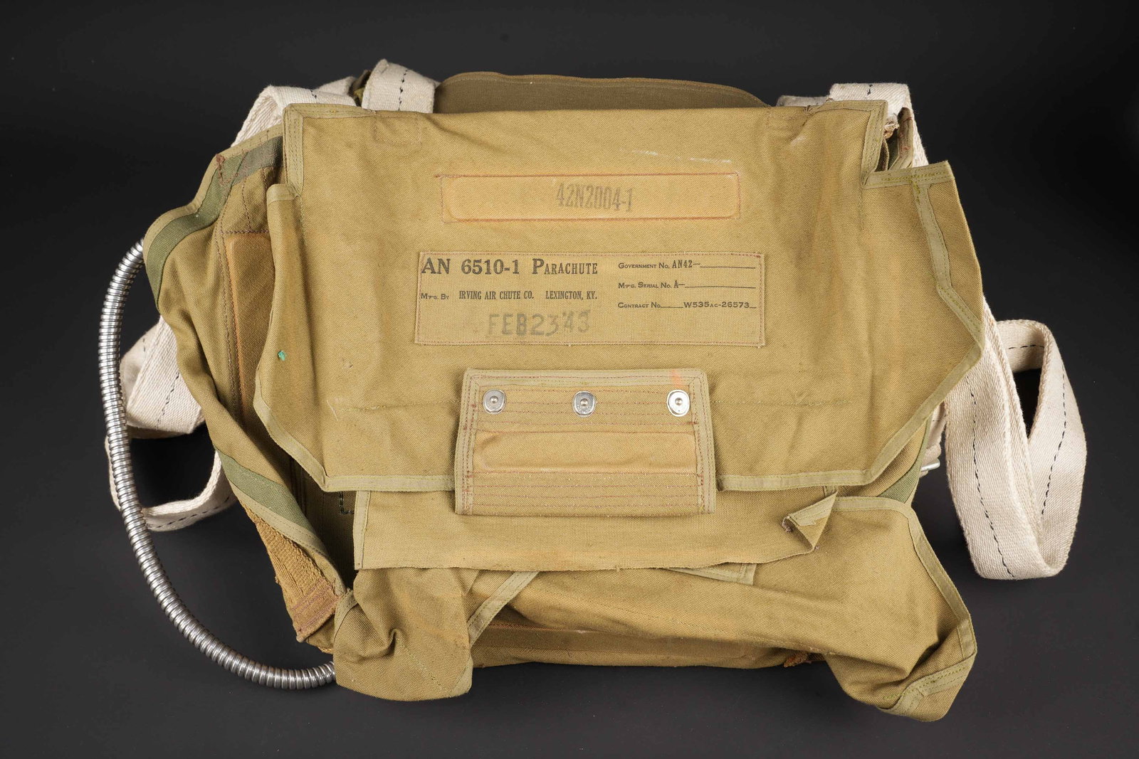 Parachute AN 6510-1. AN 6510-1 parachute.: Parachute AN 6510-1. Harnais en epaisse toile blanche avec surpiqures noires. Reste de marquages illisibles, date 1943. Toutes les sangles sont presentes, ainsi que les crochets metalliques. Poignee d