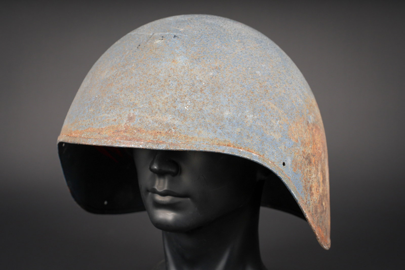 Casque USN MKII. USN Mk II helmet.: Casque USN MK II. Coque de casque en metal. Interieur disposant de sa mousse recouverte dune toile grise. La jugulaire est manquante. Marquages USN MK 2. Peinture et cork a 80%. A noter une certaine u