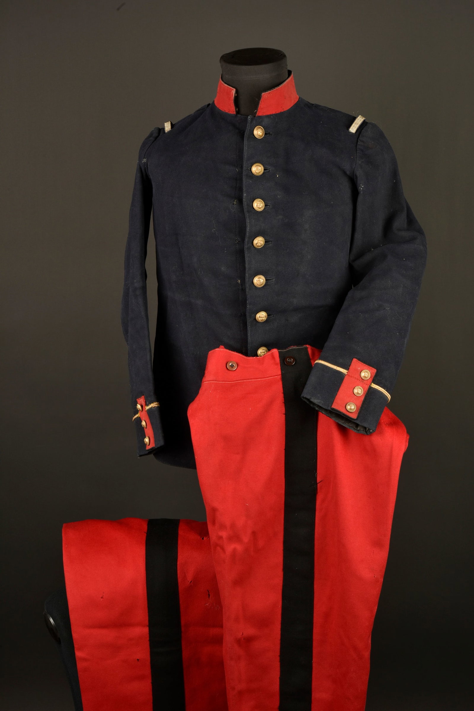 Tunique d adjudant chef et 2 pantalons d officier. Senior Warrant Officer tunic with two officer’s (1 of 19)