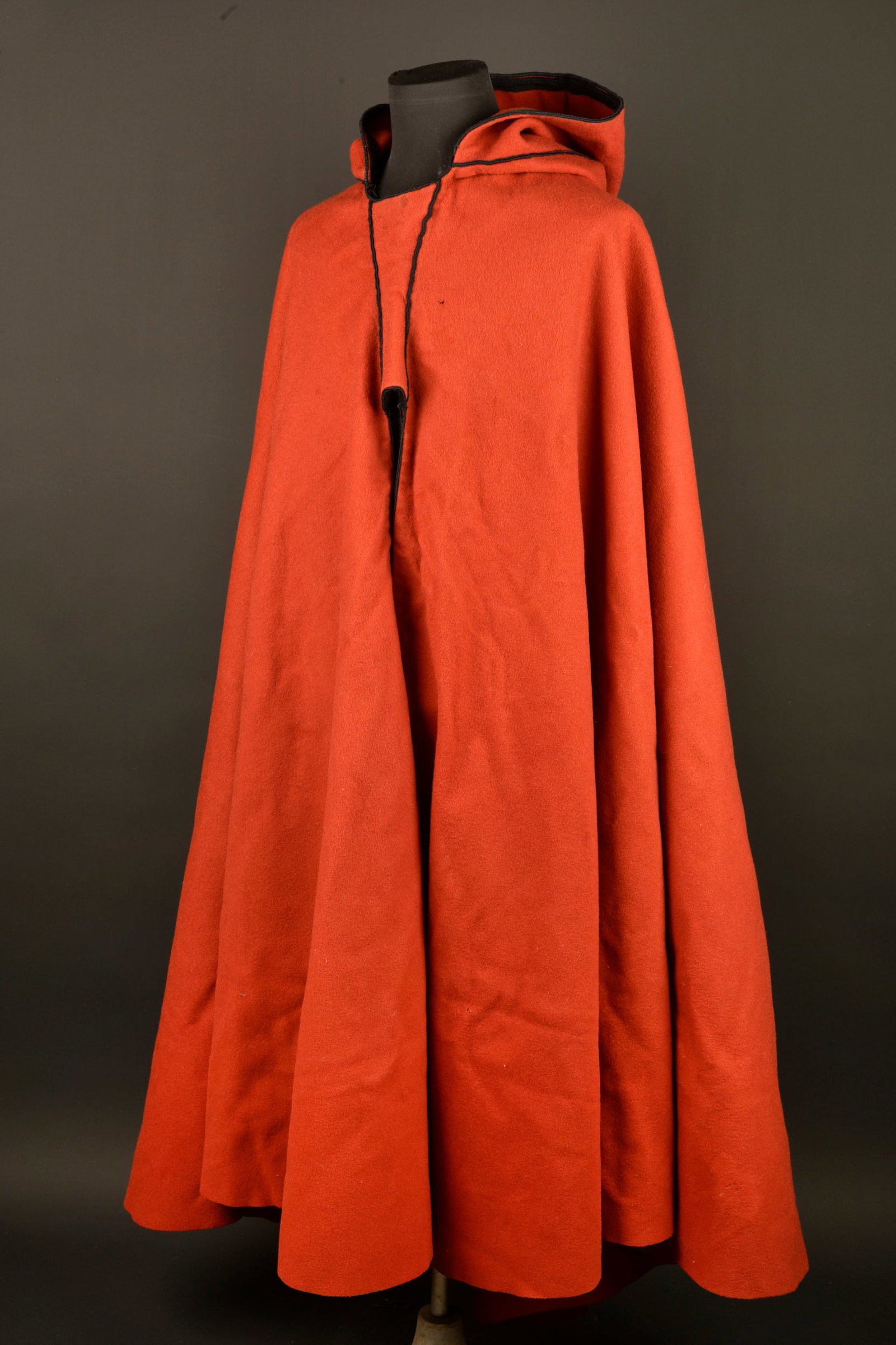 Burnou de Spahis. Spahi burnous: Burnou de Spahis. En drap ecarlate, etiquette dans la capuche avec tampon de reception en 1922. Bon etat, quelques trous de mites. Spahi burnous. Scarlet wool cloth construction with label inside the 