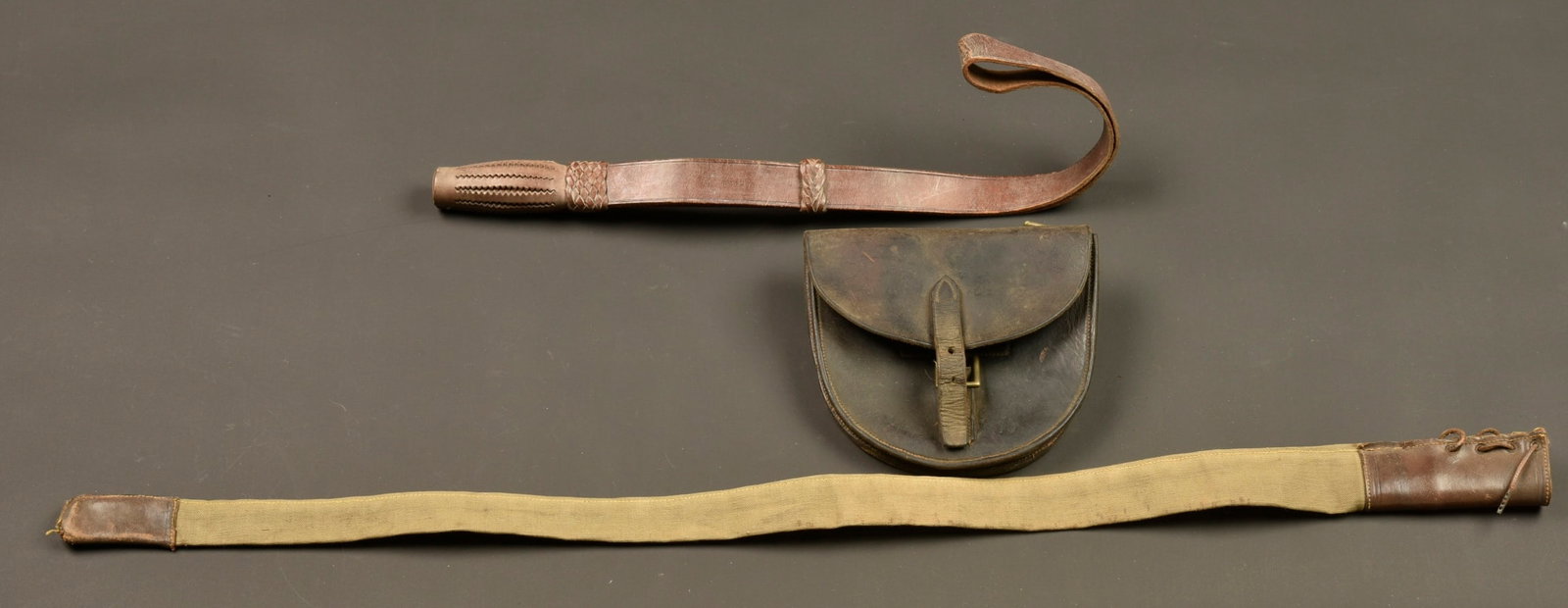 Lot d equipement anglais et francais. Lot of British and French equipment: Lot d equipement anglais et francais. Une belle dragonne de cavalerie francaise en cuir, en bel etat, tampon de reception de 1917. Une poche a fer anglaise regimentee de la 151st Battery du Royal Fiel