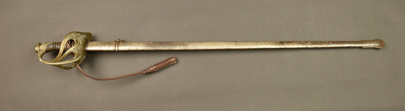 Sabre d officier de cavalerie francais modele 1896. French Model 1896 cavalry officer’s sabre: Sabre d officier de cavalerie francais modele 1896. Monture en laiton doree, fusee en corne, filigrane absent, pommeau a bourrelet et queue courte ciselee de feuillages, garde en coquille symetrique a