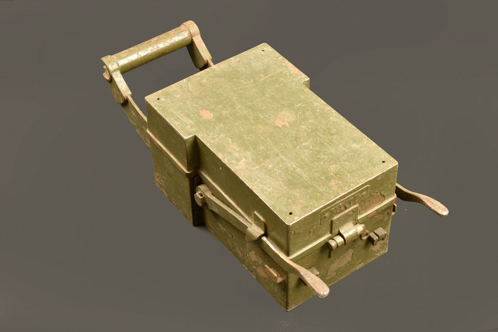 Debouchoir mixte modele 1897 pour obus de 75 mm. Model 1897 combined fuse wrench for 75 mm shells: Debouchoir mixte modele 1897 pour obus de 75 mm. Plaque MIXTE sur le couvercle. Les deux boites d ogives sont pour obus explosifs modele 1917. Cadran date 1899. Pas de pointe dans le couvercle. Usure 