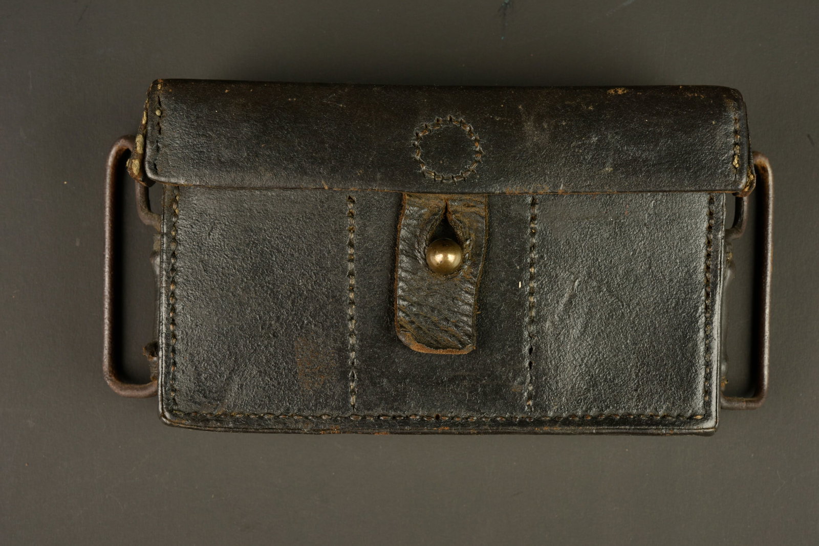 Cartouchiere francaise mle 1884 reutilisee en 1914. French Model 1884 cartridge pouch reissued in: Cartouchiere francaise Mle 1884 reutilisee en 1914. Cartouchiere rectangulaire en cuir a deux passants de ceinturon metalliques, traces de couture au dos indiquant qu elle a ete modifiee en 1914 par a