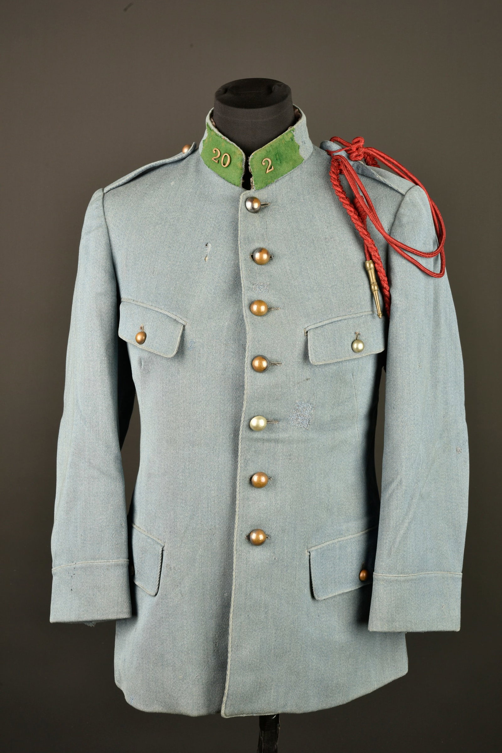 Tunique bleu horizon d un officier du Train. Horizon blue tunic of a Train officer: Tunique bleu horizon d un officier du Train. Tuniques a 4 poches interieures, en drap bleu horizon, fermant par 7 boutons hemispheriques. Col droit avec pattes en drap vert et chiffre 20 metalliques, 