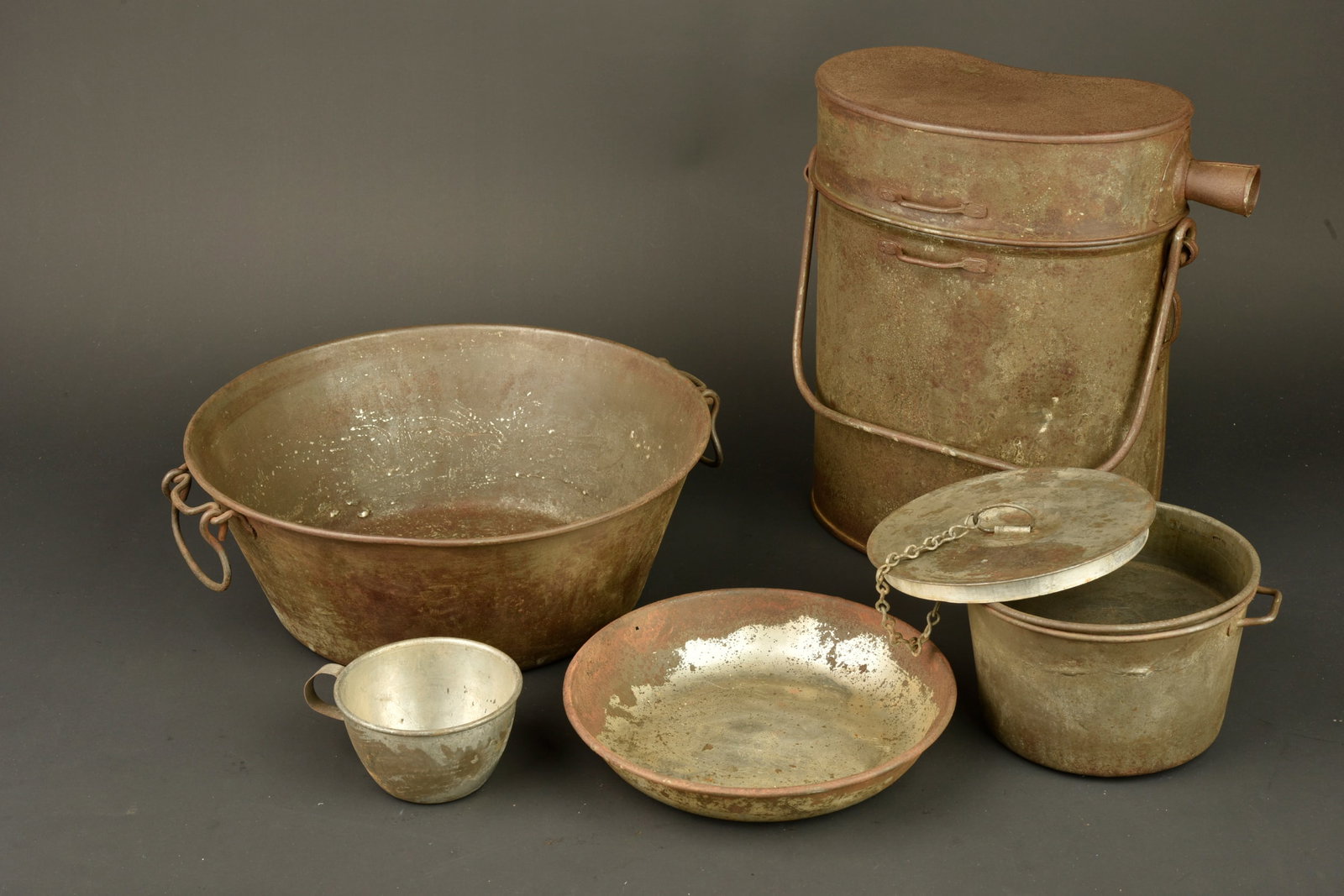 Ensemble boutheon, gamelles et plats francais.Set of French bidons, mess tins and plates: Ensemble boutheon, gamelles et plats francais. Ensemble francais comprenant un boutheon, un plat a 4, une grande assiette, une gamelle avec son plat et son couvercle et un quart. Usure d usage, patine