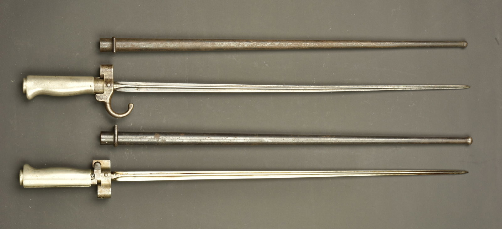 Lot de 2 epee baionnette Lebel 1886 poignees maillechort. Lot of two Lebel Model 1886 sword bayonets (1 of 4)