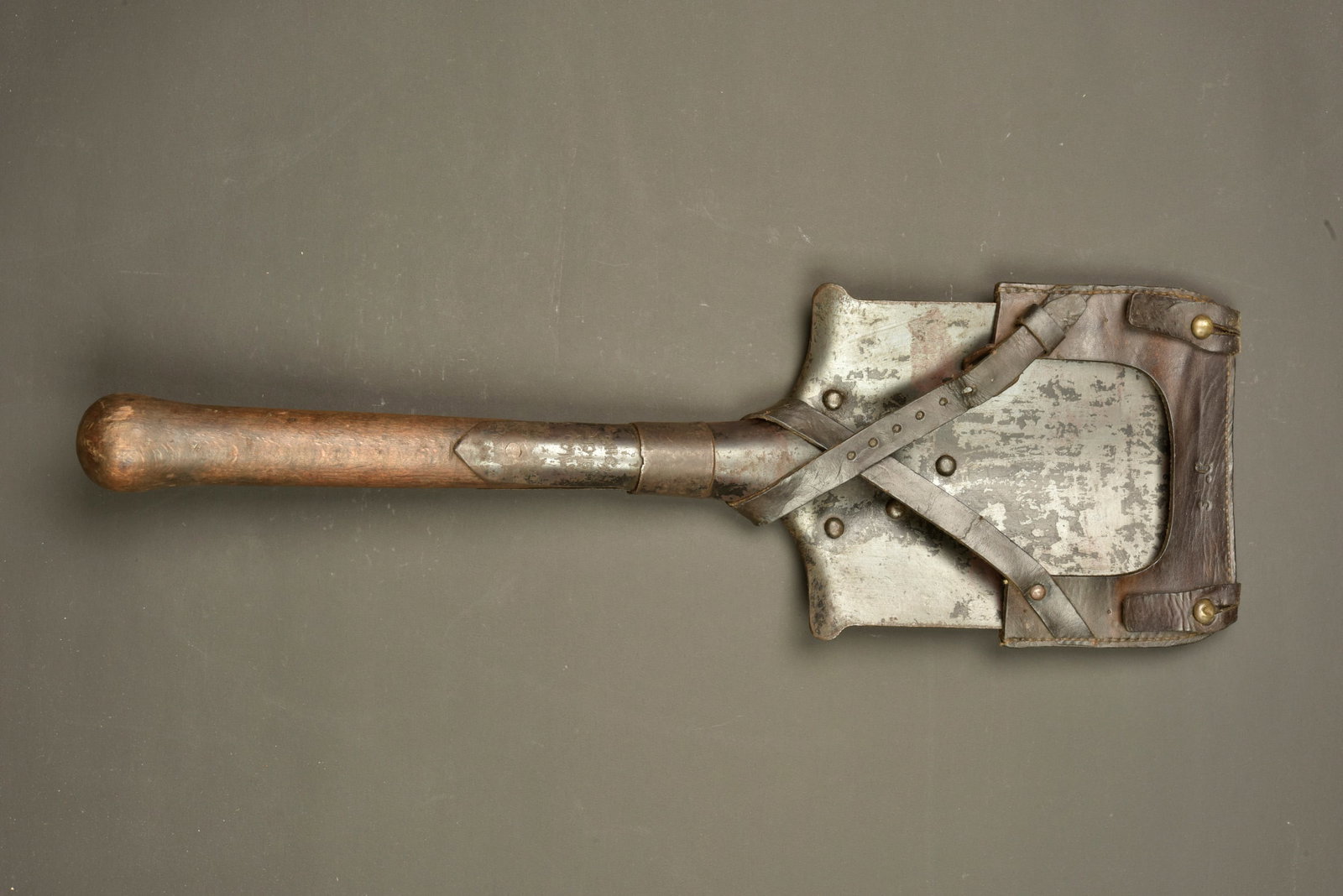 Pelle droite francaise avec son etui en cuir rivete. French straight entrenching shovel with riveted: Pelle droite francaise avec son etui en cuir rivete. Pelle marquee LASVIGNES 1915 TOUILLE, fer en bel etat. Porte pelle en cuir marque du fabricant LEFEBVRE date sauf erreur 1915, sangle et passants r