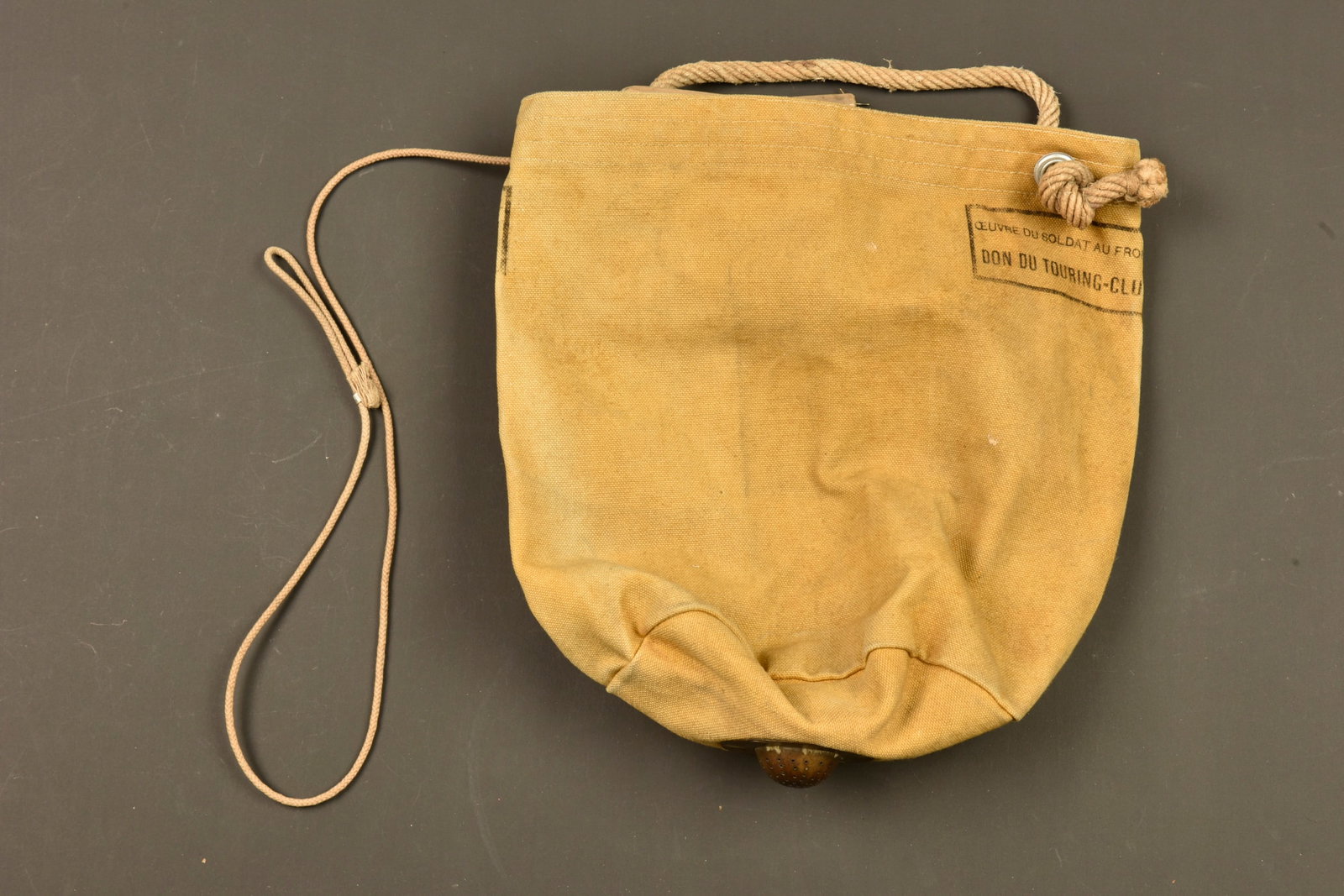 Douche de campagne francaise. French field shower: Douche de campagne francaise. Rare douche de campagne, composee d un reservoir en forte toile, corde de suspension et mecanisme bois, corde, chainette et bouchon, fonctionnels. Au bas, une pomme de do