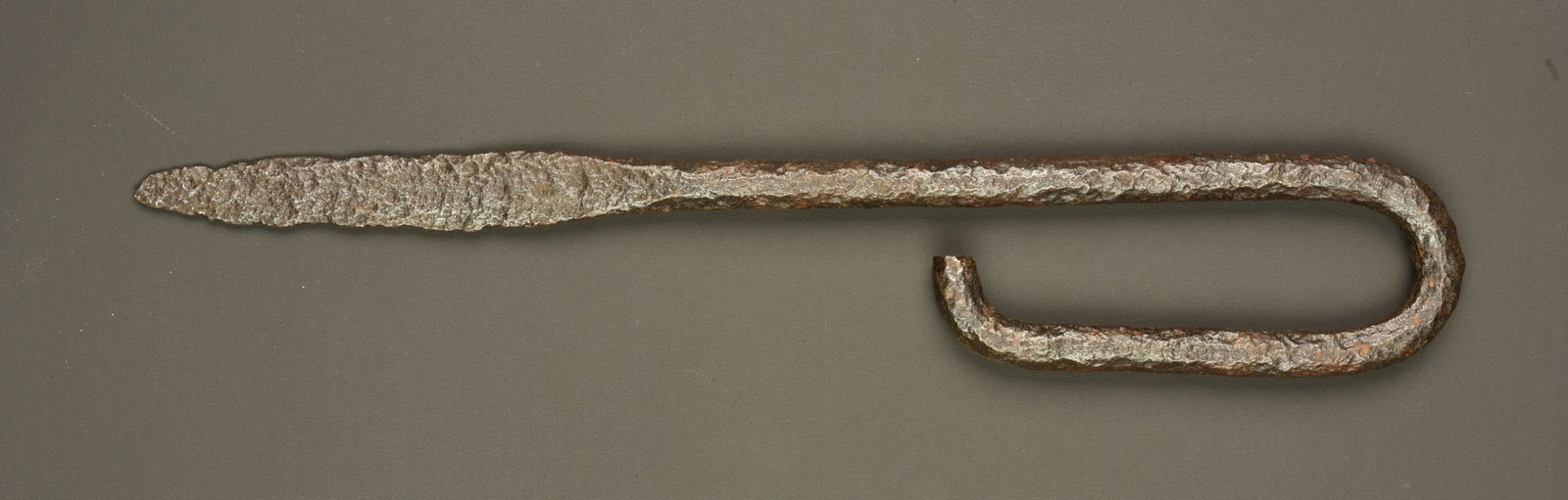 Poignard de combat francais type clou retrouve a Lorette. French spike type combat dagger recovered: Poignard de combat francais type clou retrouve a Lorette. Poignard de terrain, arme emblematique des combats de tranchees, monobloc, constitue d un fer rond martele d un cote pour en faire une lame a 