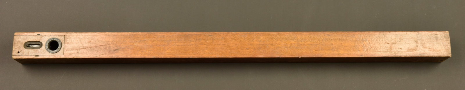 Periscope de tranchee francais en bois vernis. French trench periscope in varnished wood: Periscope de tranchee francais en bois vernis. De section carree, long de 81,5 cm. Miroirs intacts. Tampon d un fabricant de Paris. Opercule du miroir fonctionnel, celui de l œilleton bloque. Bon eta