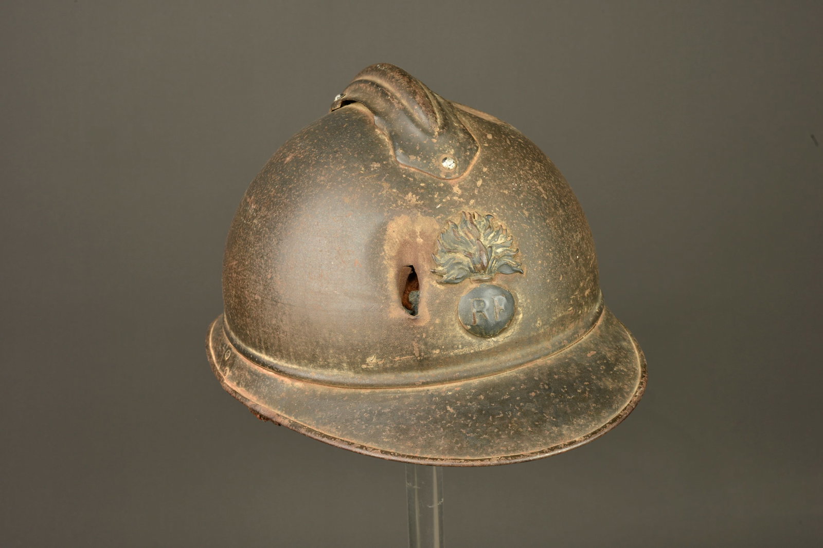 Casque Adrian de l infanterie avec impact. Infantry Adrian helmet with impact damage (1 of 11)