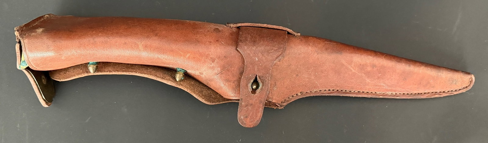Etui de fer de pioche francais. French pickaxe head carrier: Etui de fer de pioche francais. En cuir fauve a garnitures laiton, en bel etat. Presence d un tampon rond de reception a l interieur, difficilement lisible, sauf erreur 1917. Accessoire peu courant. B