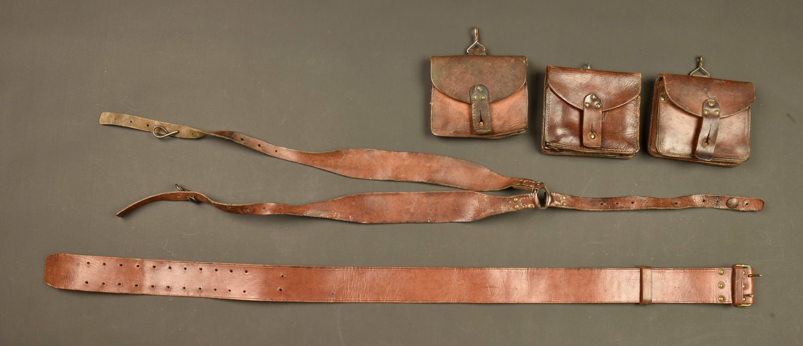 Ensemble brelage francais en cuir rivete. French riveted leather webbing equipment set (1 of 6)