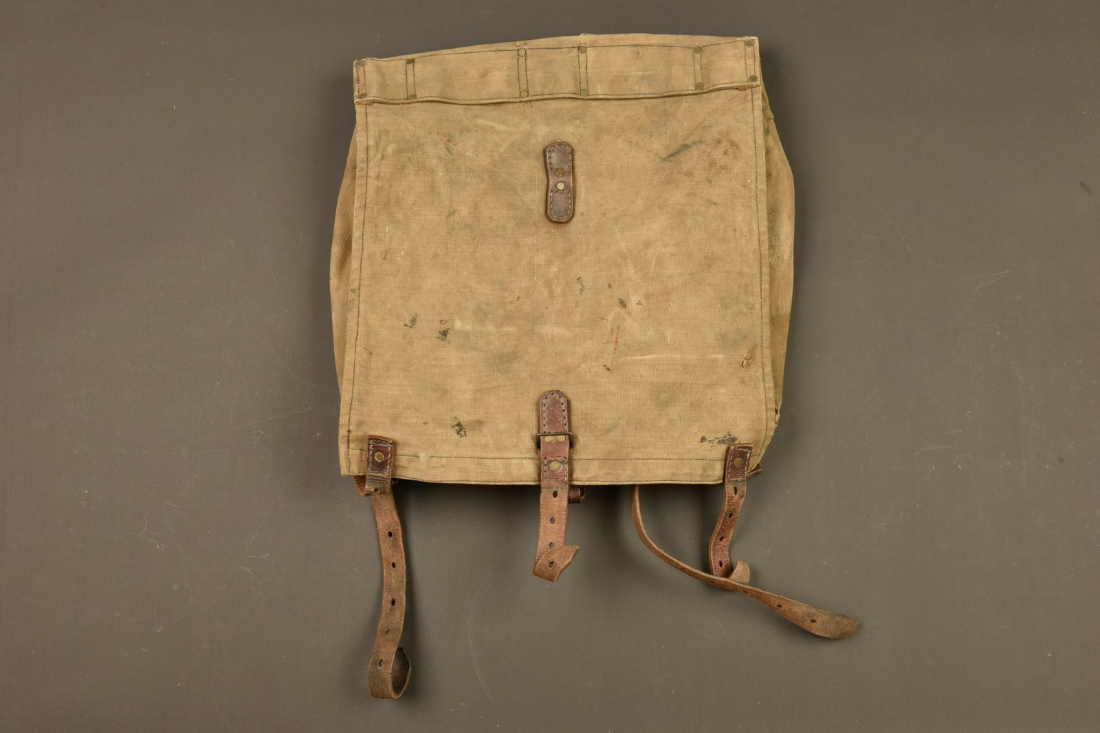 Havresac francais ersatz en toile d un soldat du 65e RI. French ersatz canvas backpack belonging to (1 of 5)
