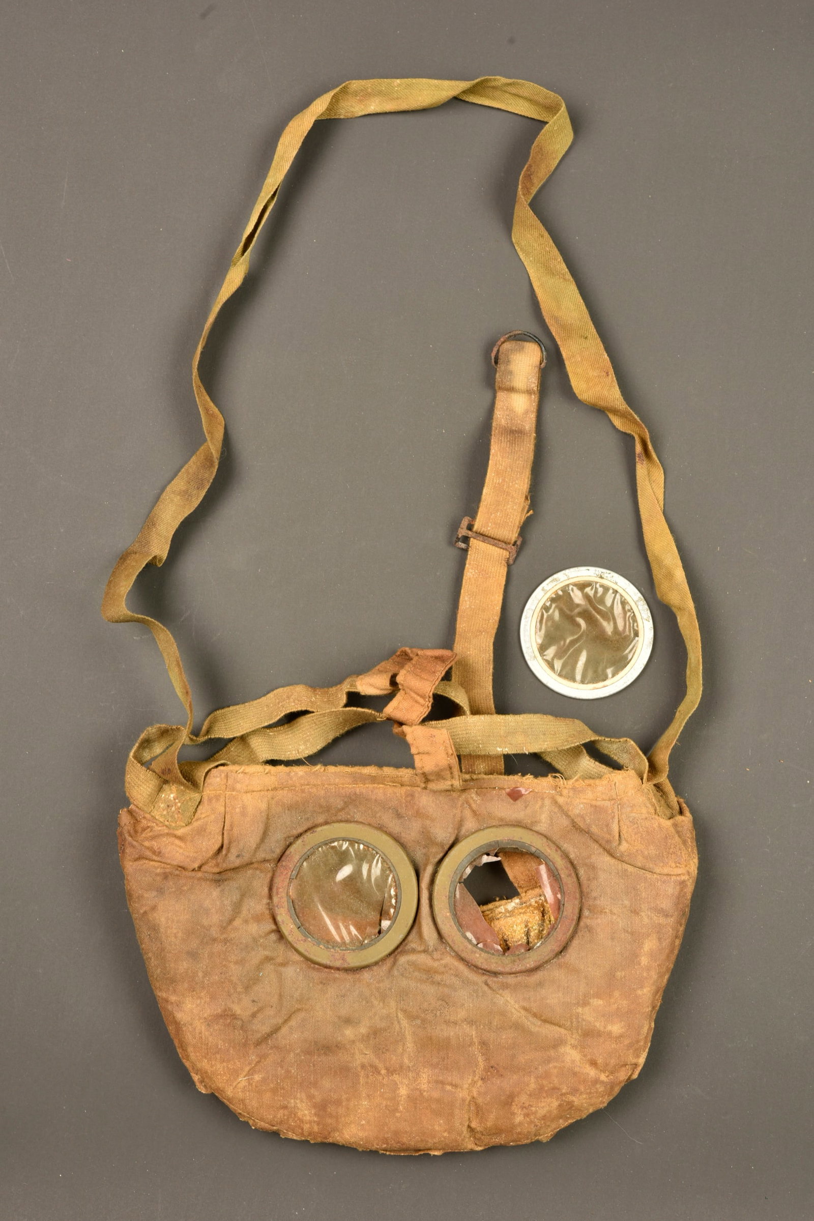 Masque anti gaz francais type M2. French M2 anti gas mask: Masque anti gaz francais type M2. Complet de ses sangles, tampon de taille sous la bavette cote gauche, un oculaire manquant, mais propose avec un vrai oculaire de rechange. Usure d usage, patine. Fre