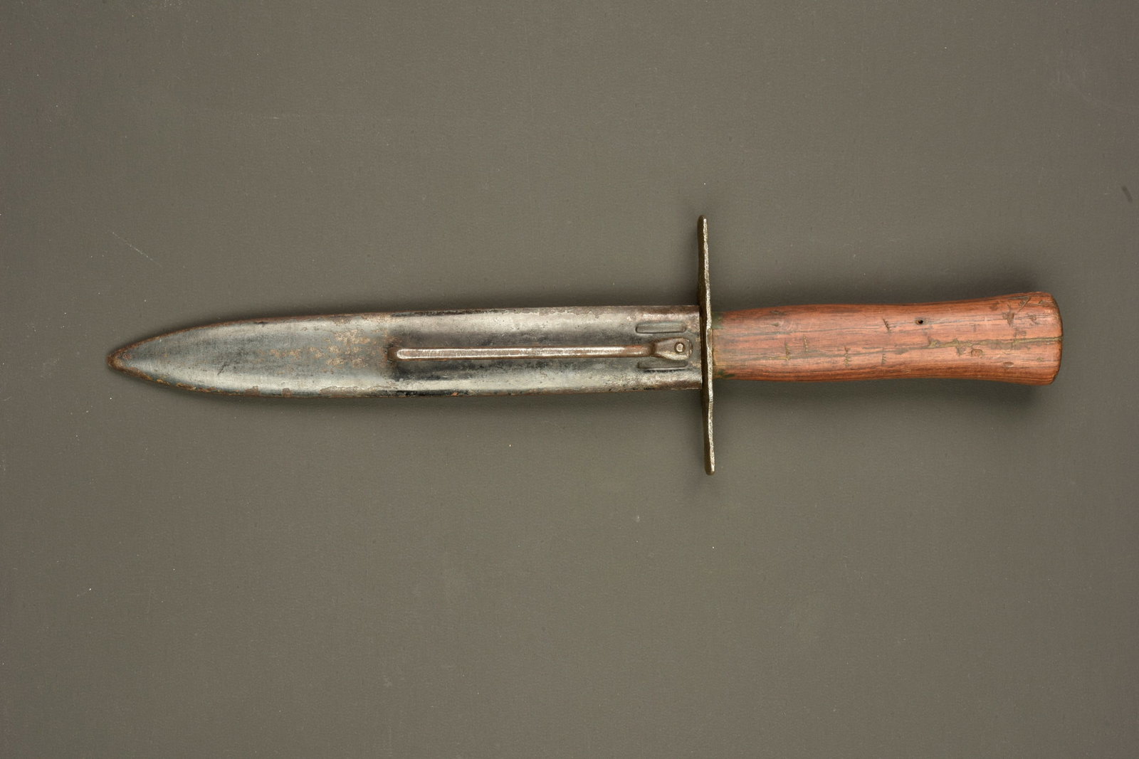 Poignard francais Vengeur fabricant Astier Prodon. French Vengeur fighting knife manufactured by: Poignard francais Vengeur fabricant Astier Prodon. Lame a double tranchant, usure, oxydation. On voit encore le logo trefle du fabricant Astier-Prodon de Thiers. Poignee bois monobloc, avec son fourre