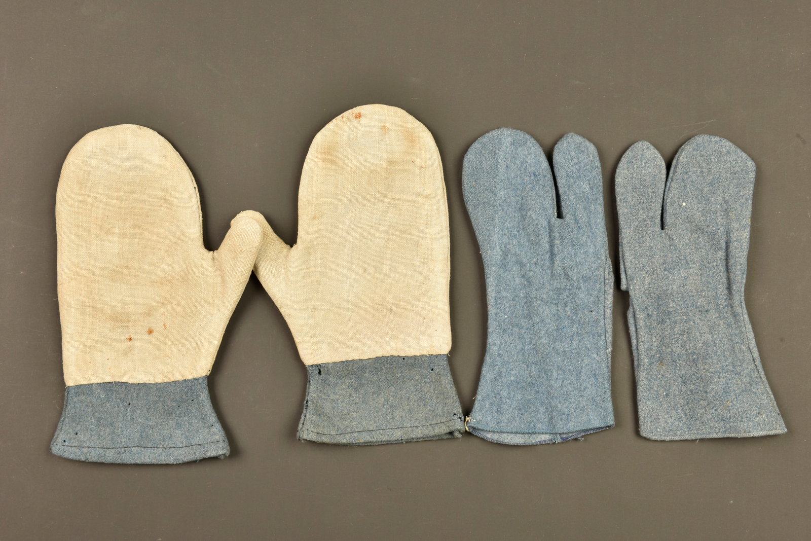 Deux paires de moufles francaises bleu horizon. Two pairs of French horizon blue mittens (1 of 2)