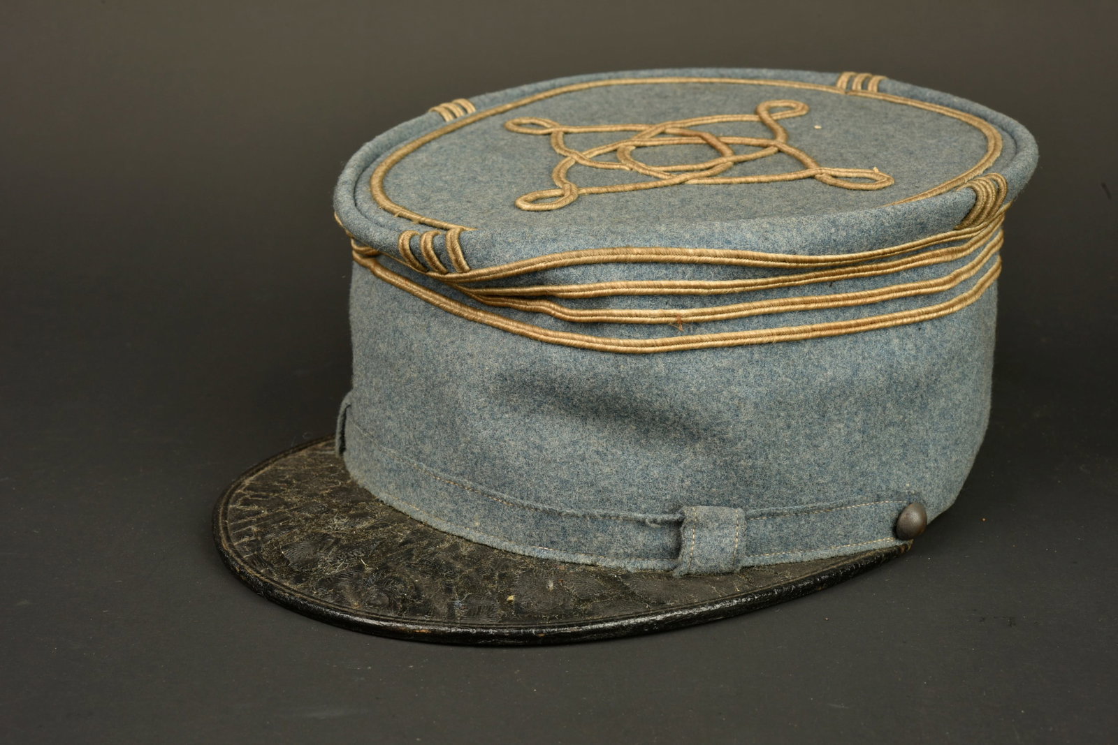 Kepi bleu horizon d un Commandant. Horizon blue kepi of a Major: Kepi bleu horizon d un Commandant. Kepi en drap bleu horizon, 4 soutaches au grade de Commandant. Nœud hongrois sur le dessus. Fausse jugulaire en drap bleu horizon, fixee par 2 boutons hemispherique