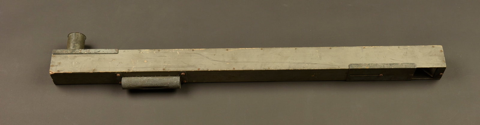 Periscope de tranchee francais en bois peint. French trench periscope in painted wood: Periscope de tranchee francais en bois peint. De section carree, peint en gris vert, long de 77,5 cm. Miroirs intacts, quelques taches. Tampon du fabricant Berthelemy Ponthus et Therrode de Paris. Les