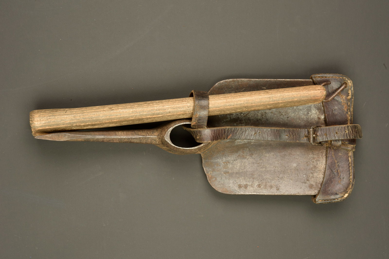 Pelle pioche Seurre Modele 1909. Model 1909 Seurre pickaxe shovel (1 of 5)