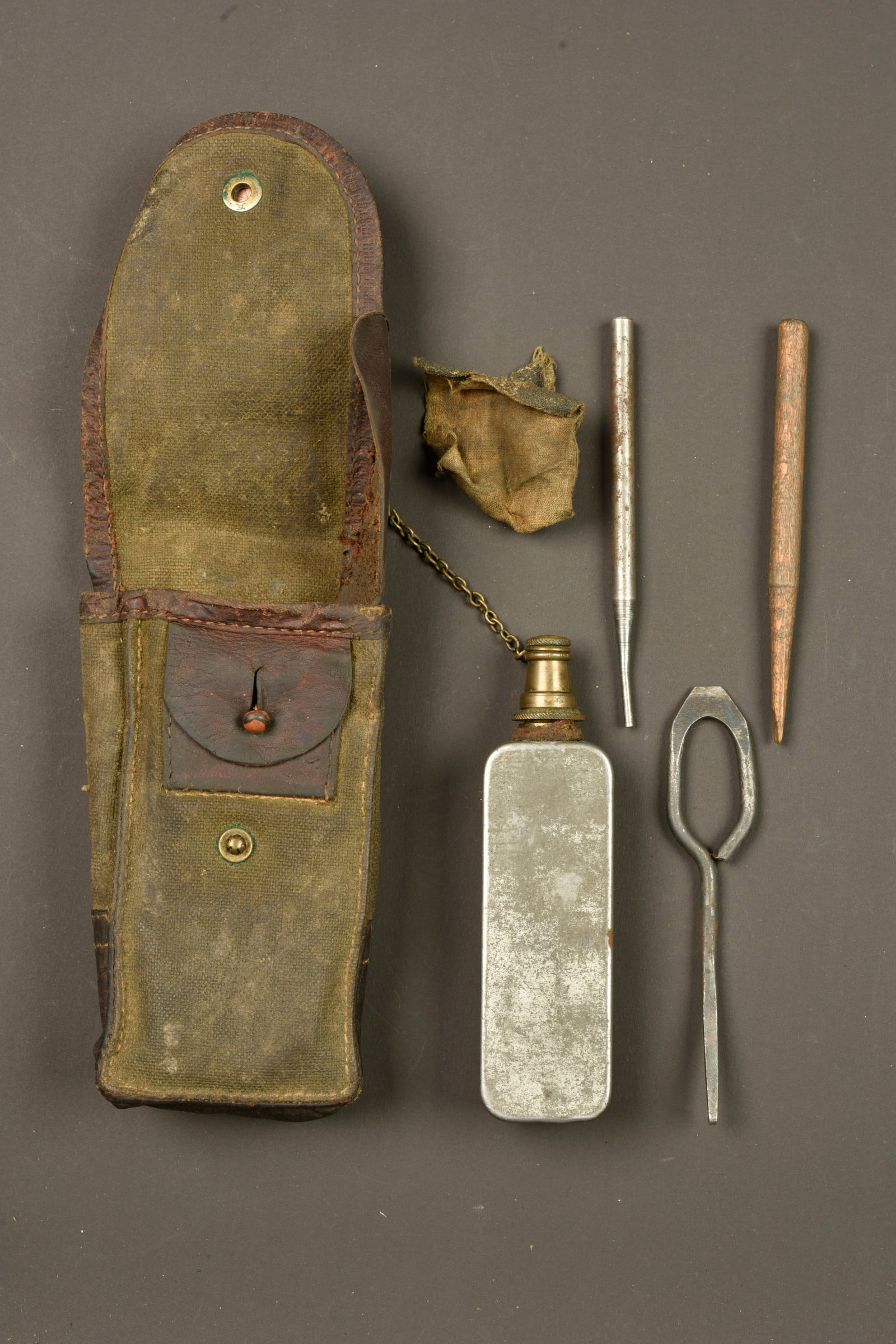 Necessaire de nettoyage pour FSA 17 francais. Cleaning kit for French FSA 1917 rifle (1 of 4)