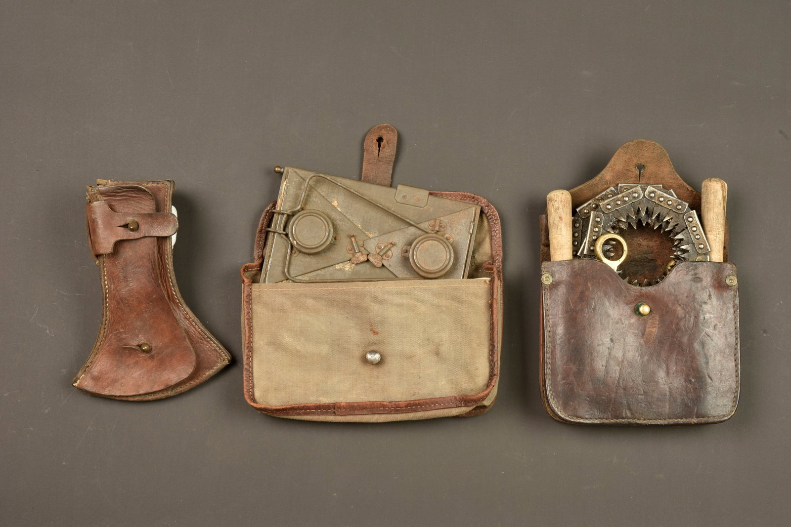 Lot d equipements individuels francais. Lot of French individual equipment: Lot d equipements individuels francais. Un tres bel etui de hache en cuir fauve, marque Sellerie Francaise 1916, en bel etat. Une scie pliante avec ses poignees bois dans son etui cuir rivete en etat 