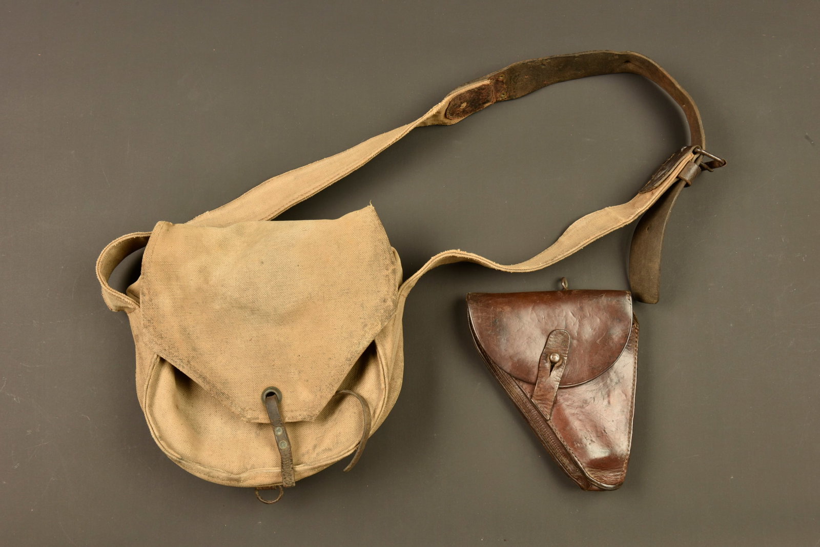 Equipements de mitrailleur francais Chauchat et Ruby. French Chauchat and Ruby machine gunner: Equipements de mitrailleur francais Chauchat et Ruby. Une musette pour chargeur Chauchat, en toile et cuir, petit manque a l extremite du sanglon de fermeture. Un etui pour pistolet automatique Ruby, 