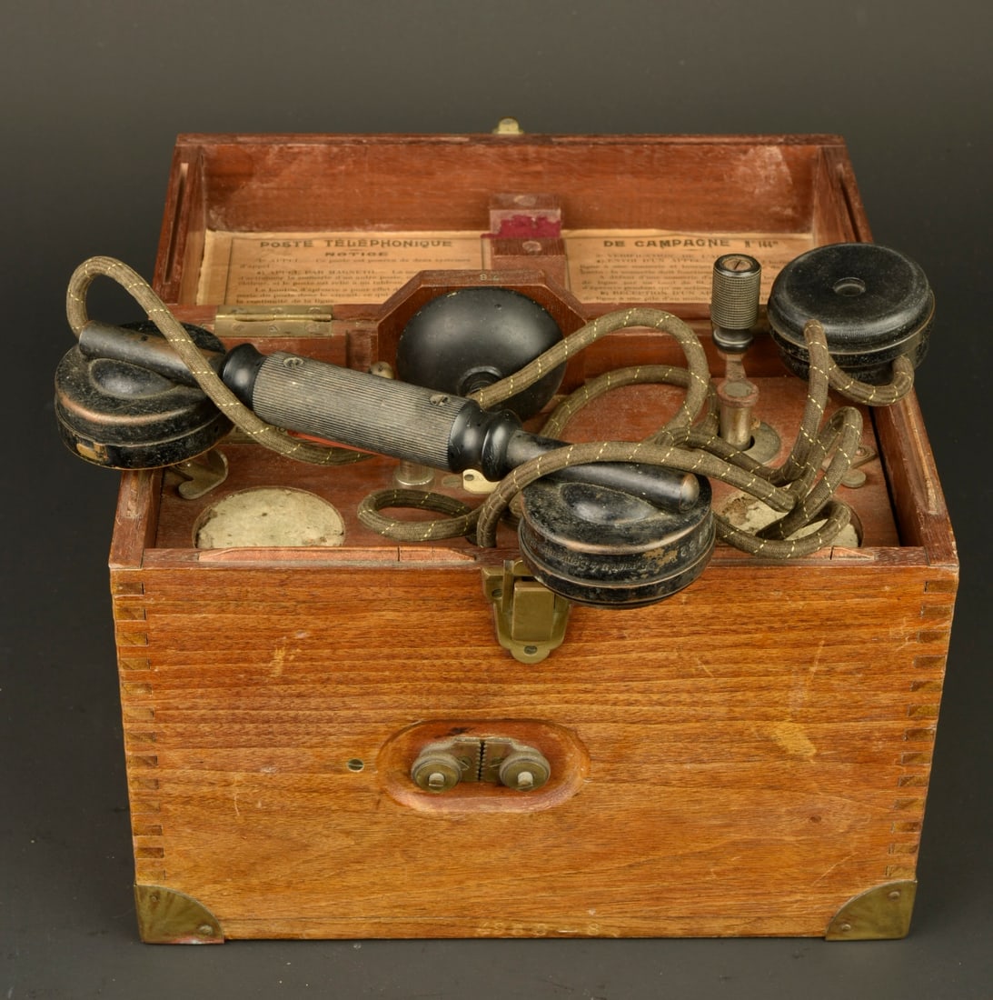 Telephone de campagne francais SIT type 144-8. French SIT field telephone type 144-8 (1 of 8)