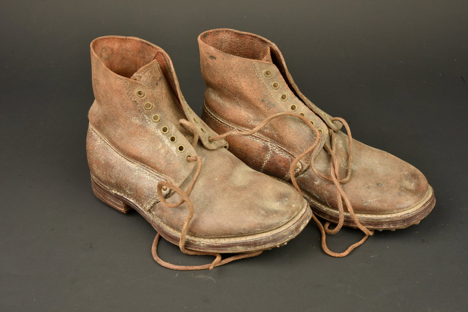 Paire de brodequins francais modele 1917. Pair of French Model 1917 ankle boots (1 of 9)