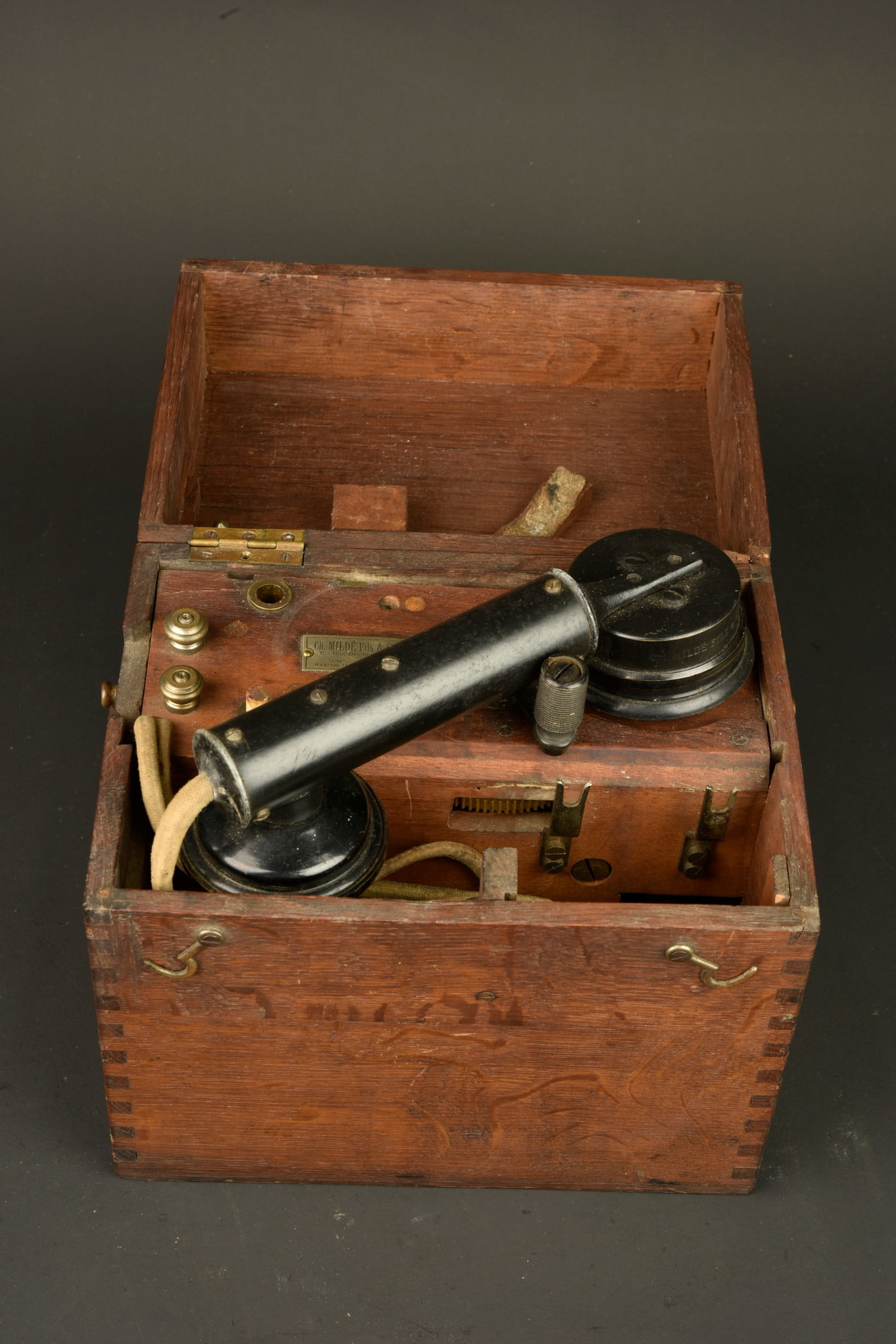 Telephone de campagne francais Milde. French Milde field telephone (1 of 10)