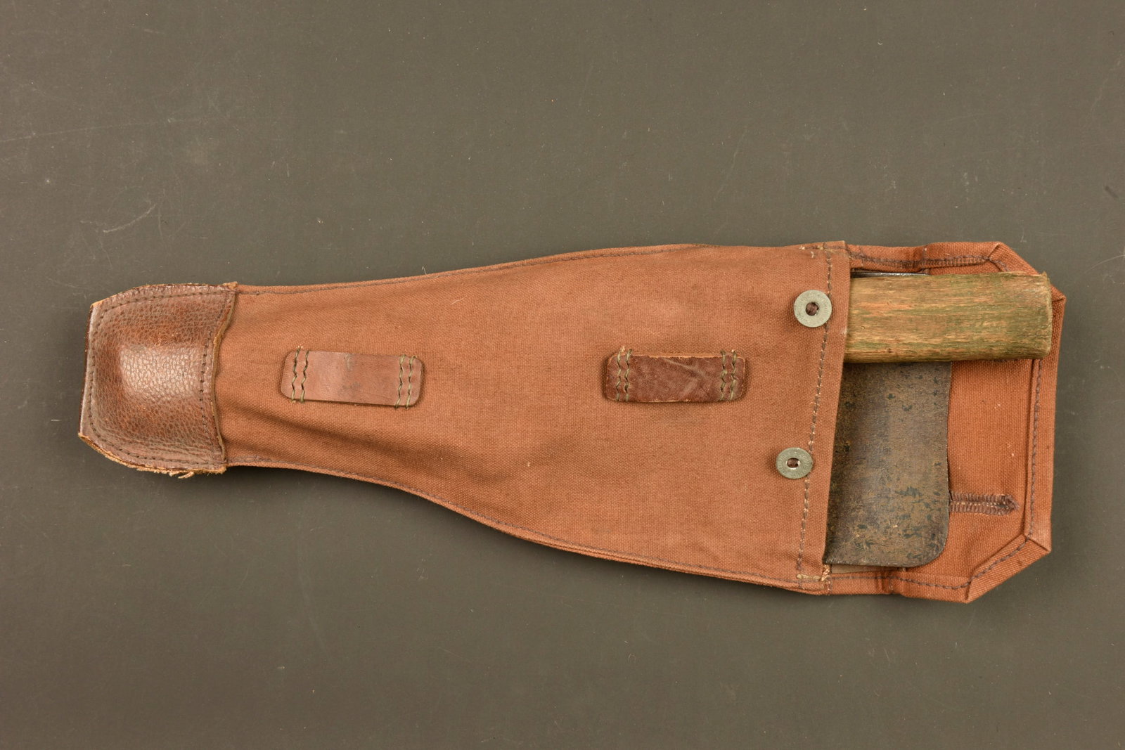 Outil Seurre dans sa housse cachou. Seurre tool in its khaki treated cover: Outil Seurre dans sa housse cachou. Outil pelle pioche francais type Seurre, avec son manche, dans un bel etui en toile cachou. Bon etat. Seurre tool in its khaki treated cover. French Seurre type pic
