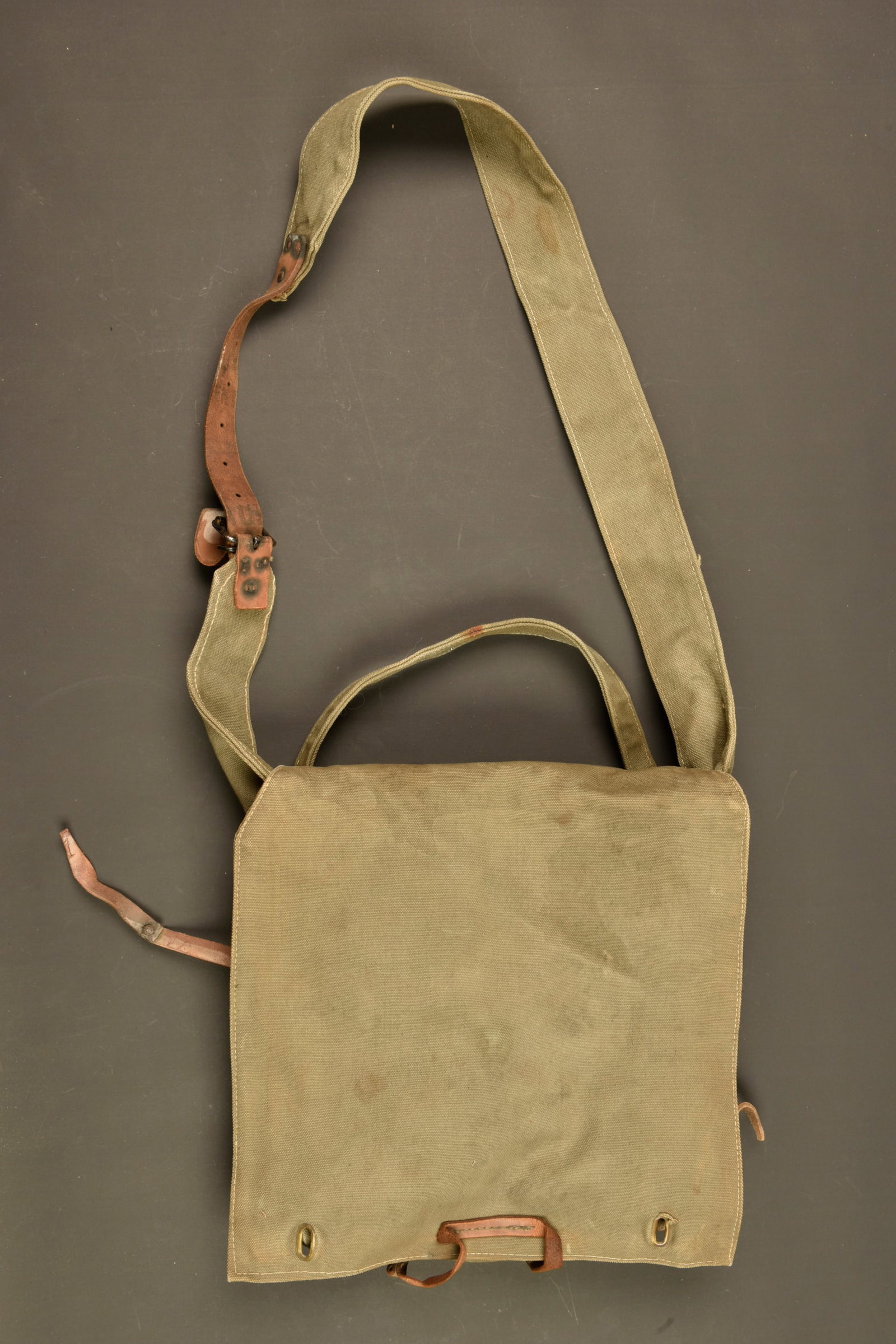 Musette porte grenade francaise de 1918. French grenade carrying satchel dated 1918: Musette porte grenade francaise de 1918. En toile verte avec 8 compartiments pour grenades. Les cuirs sont sec a certains endroits, quelques manques. Tampon de reception date 1918. French grenade carr