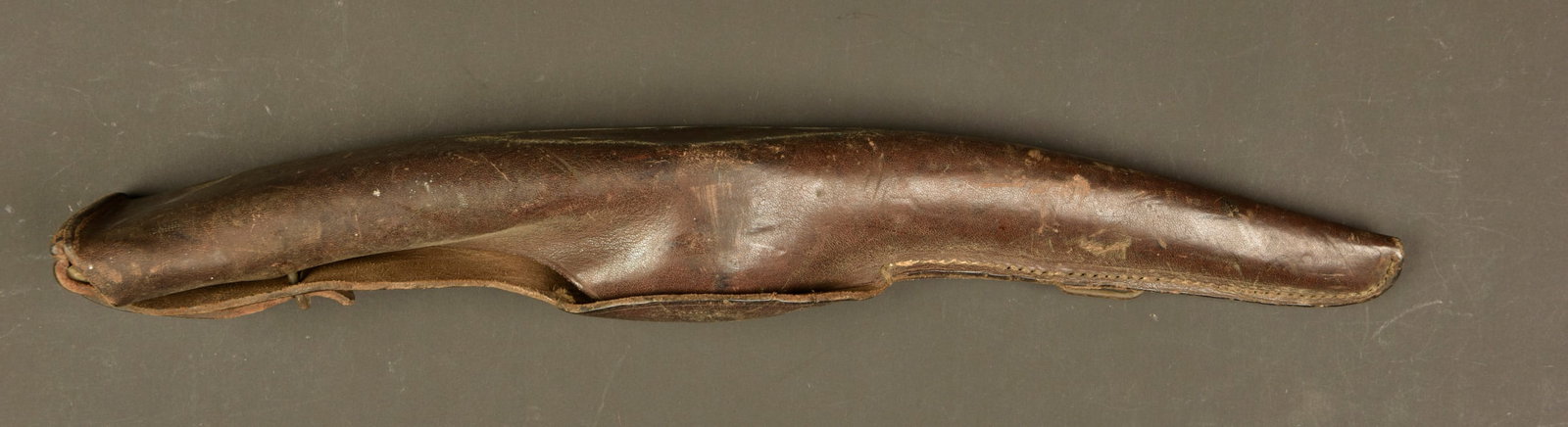 Fer de pioche francais 1939 avec etui cuir 1927. French 1939 pickaxe head with 1927 leather carrier: Fer de pioche francais avec etui cuir 1917. Fer de pioche fabricant Revolier 1939 dans son etui cuir marron du fabricant Lebrun Fils de Paris date 1927, usure d usage, patine. French 1939 pickaxe head