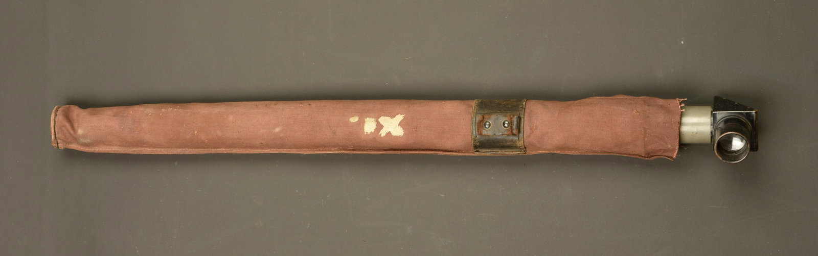 Periscope francais SOM dans sa housse. French SOM periscope with carrier: Periscope francais SOM dans sa housse. Periscope tubulaire, fabrication Societe d Optiques et de Mecanique. Peint en gris. Optique clair. Longueur 66 cm. Dans sa housse en toile cachou, manque le capo