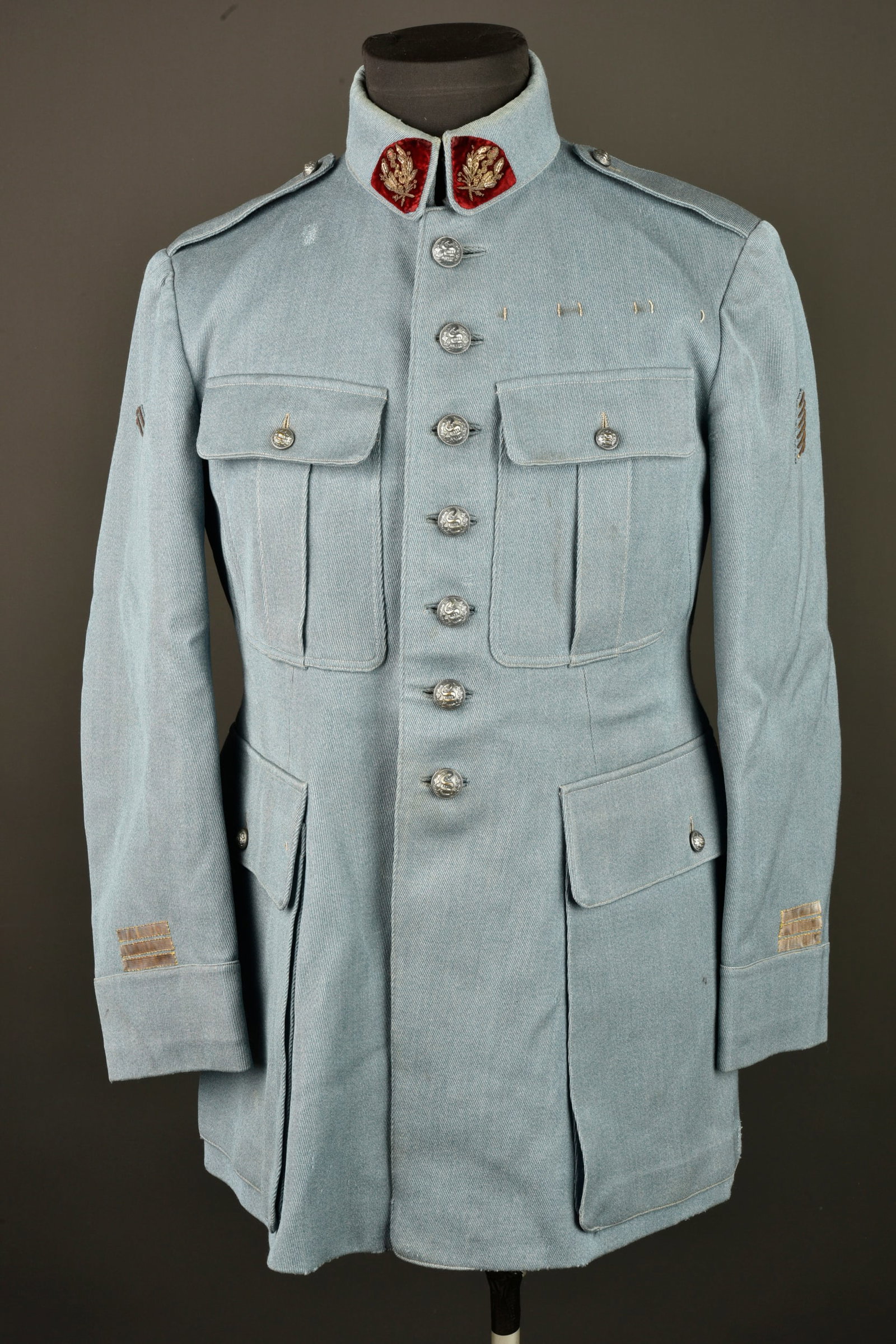 Tunique bleu horizon d un capitaine medecin. Horizon blue tunic of a medical captain: Tunique bleu horizon d un capitaine medecin. Tunique d officier des SSA a 4 poches plaquees, en drap bleu horizon, fermant par 7 boutons de l arme. Col avec pattes en velours avec attributs du SSA en 