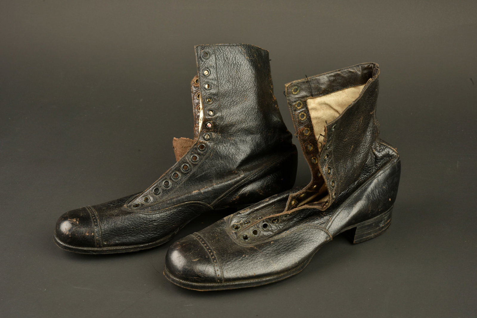 Paire de bottines d infirmiere francaise. Pair of French nurse’s ankle boots (1 of 7)