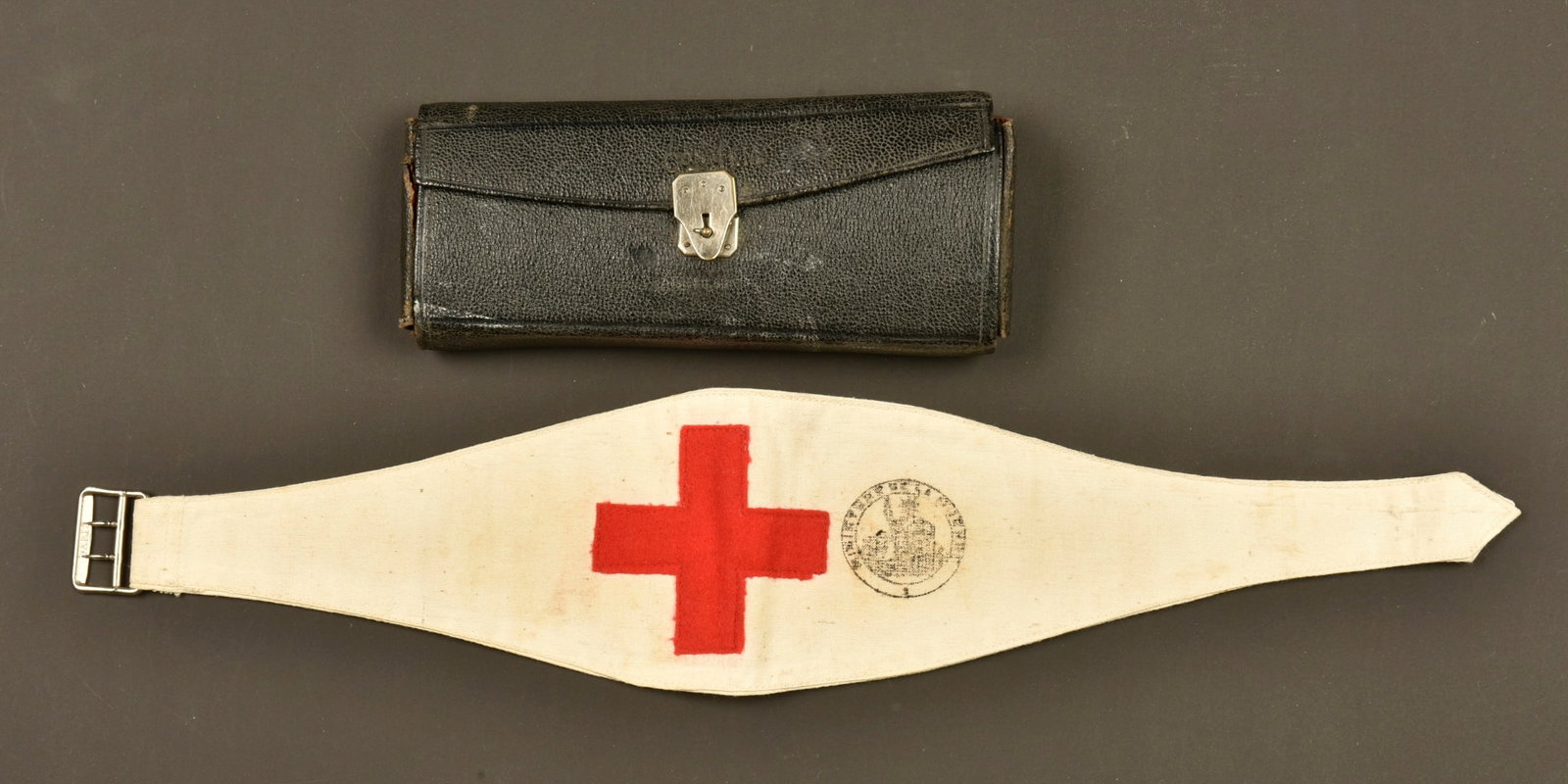 Brassard et trousse d infirmier francais. French medic’s armband and medical pouch: Brassard et trousse d infirmier francais. Jolie trousse en basane noire doublee de marocain rouge, marquee du fabricant d instruments chirurgicaux Vitry Freres a Paris, comprenant ciseaux, pince, raso