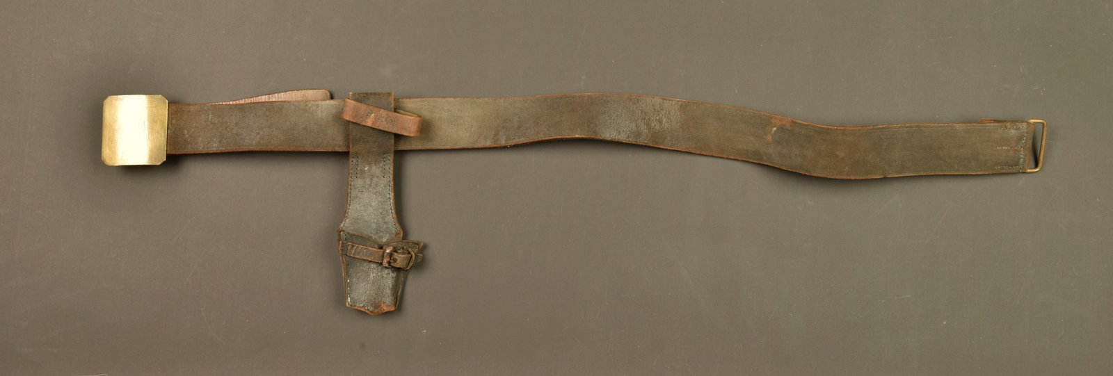 Ceinturon belge avec porte baionnette. Belgian belt with bayonet frog: Ceinturon belge avec porte baionnette. Ceinturon cuir, fabricant FONSON et Cie Bruxelles, boucle plateau en laiton de fabrication anglaise Harcourts Limited de Birmingham. Le tout en bon etat. Avec un