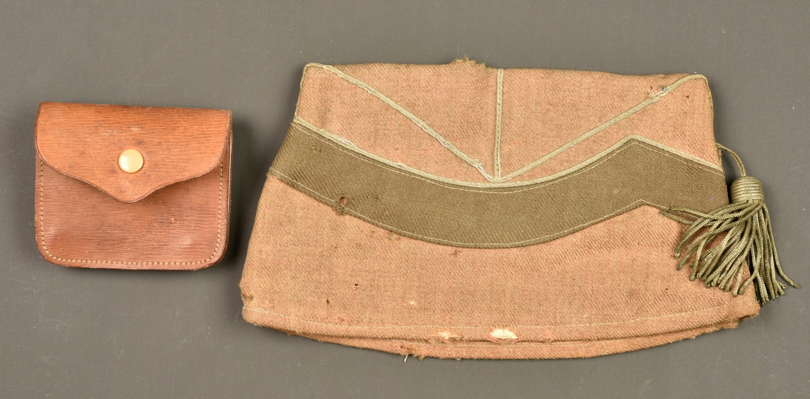 Bonnet de police belge et porte monnaie Yser 1916. Belgian side cap and Yser 1916 purse: Bonnet de police belge et porte monnaie Yser 1916. Bonnet en drap kaki, passepoil gris, floche argent de sous-officier. Integralement double de cuir avec crochets de fixation de jugulaire. Nombreux tr