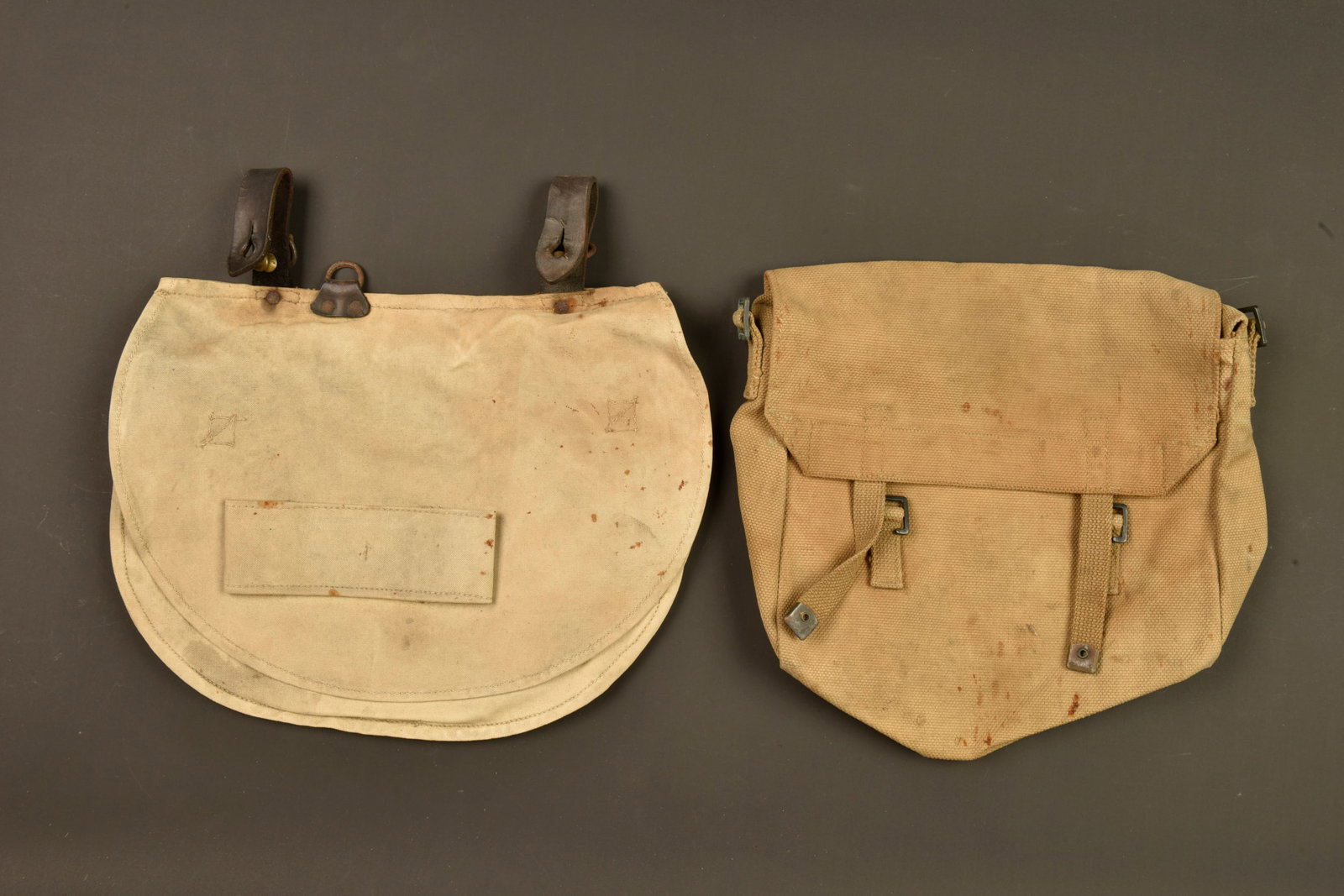 Sac a pain belge et musette Mills. Belgian bread bag and Mills haversack: Sac a pain belge et musette Mills. Sac a pain belge en toile, complet de ses sangles, boutons et anneau, avec sa sangle porte bidon. Toile insolee, quelques taches. Une musette belge Mills 1915 en cot