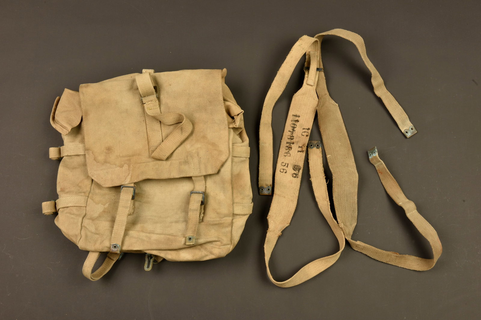 Equipements Mills belges havresac et bretelles. Belgian Mills equipment backpack and shoulder straps: Equipements Mills belges havresac et bretelles. Lot d equipements en coton file Mills entre 2 guerres comprenant un rare jeu de bretelles de suspension, l une d elle marquee de plusieurs matricules be
